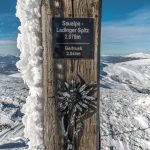 Verschneites Gipfelkreuz am Ladingerspitz